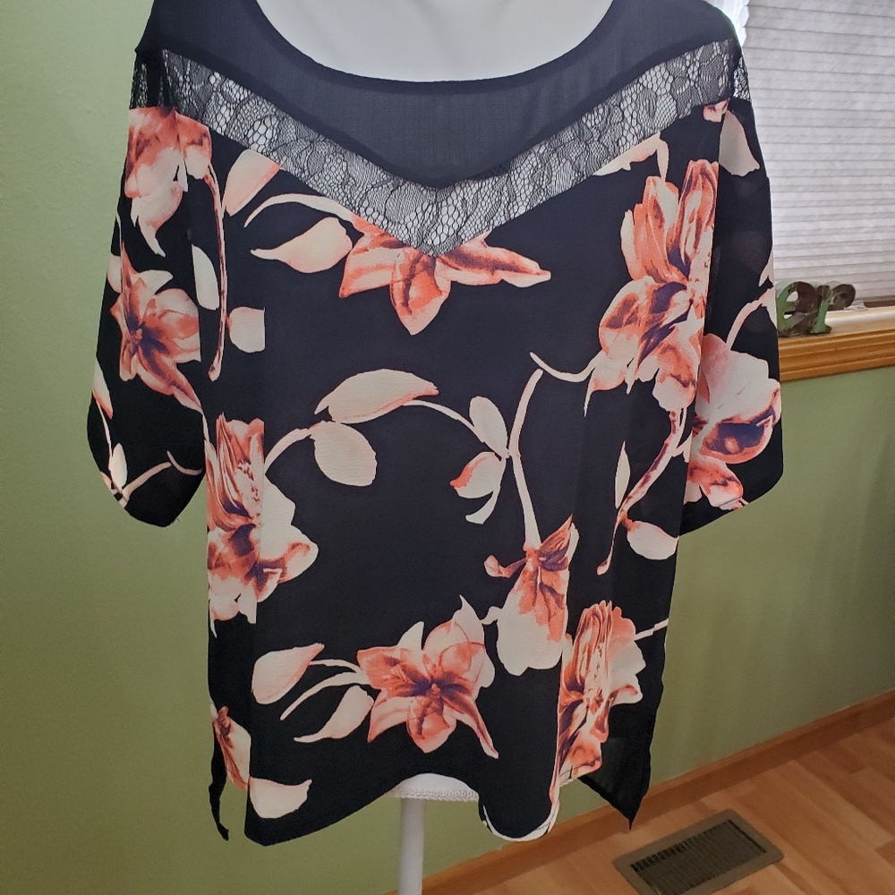 BKE Boutique medium short sleeve sheer blouse.